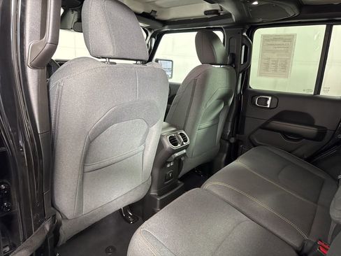 Used 2025 Jeep Wrangler Unlimited Sahara image 22