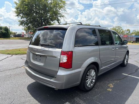 Used 2016 Chrysler Town & Country Touring-L FWD image 5