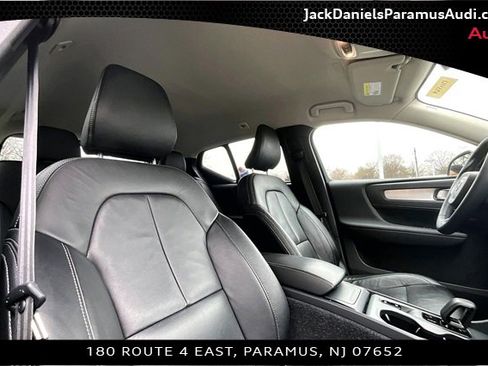 Used 2022 Volvo XC40 T5 Momentum image 15