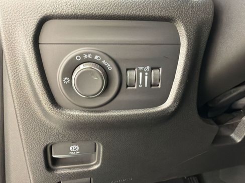 Used 2025 Jeep Grand Cherokee Laredo X AWD/4WD image 33