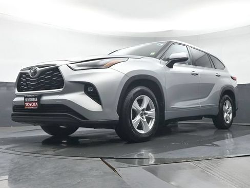 Used 2022 Toyota Highlander LE AWD/4WD image 30