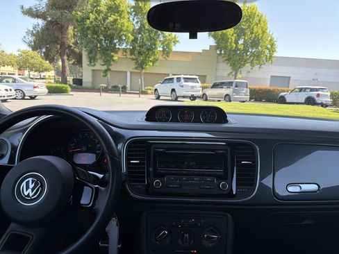 Used 2012 Volkswagen Beetle Turbo FWD image 30