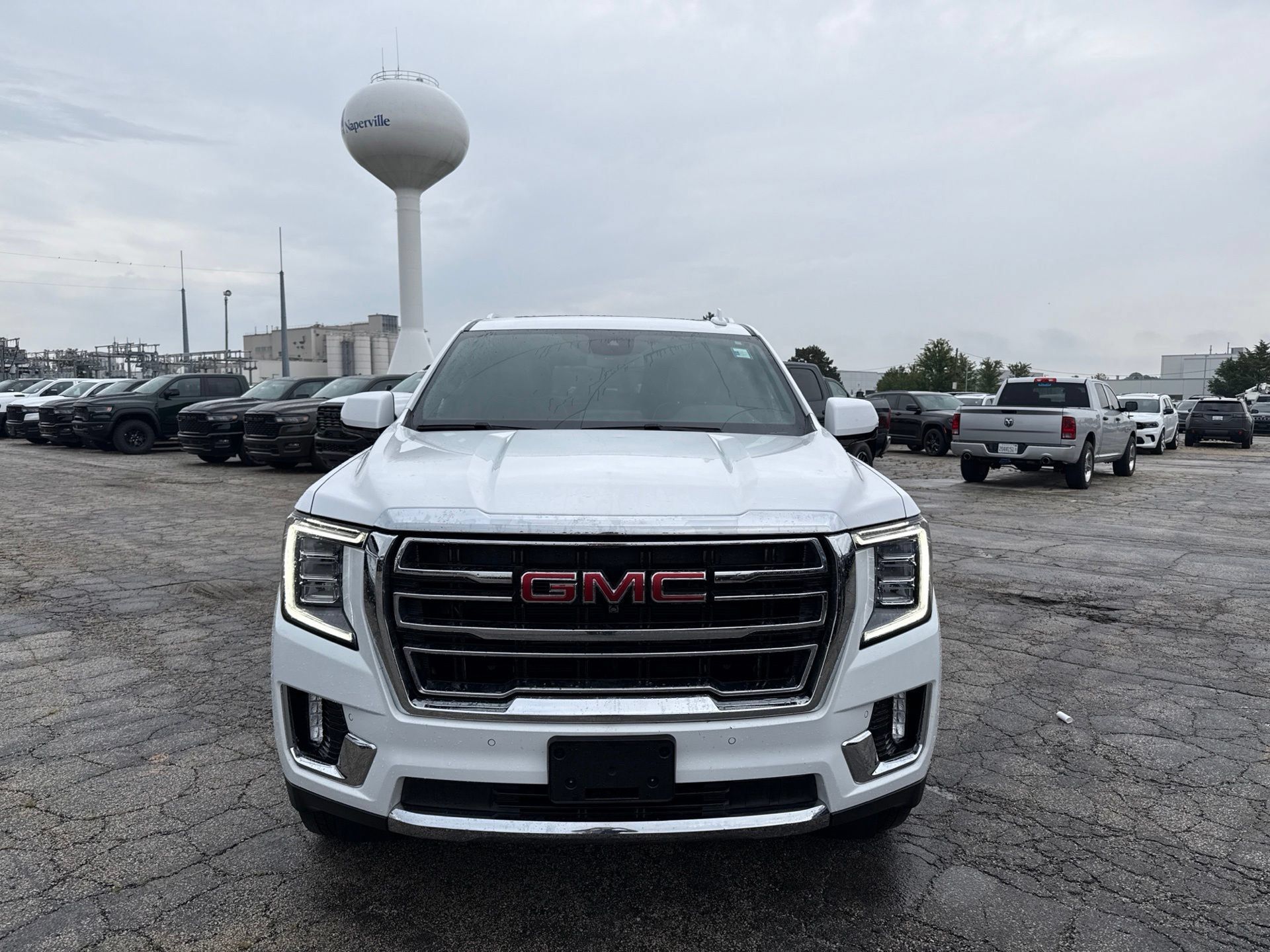 Used 2024 GMC Yukon XL SLT w/ SLT Premium Package AWD/4WD image 2