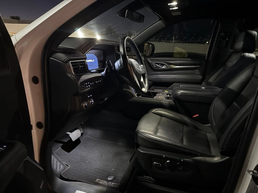 Used 2022 GMC Yukon XL Denali RWD image 4