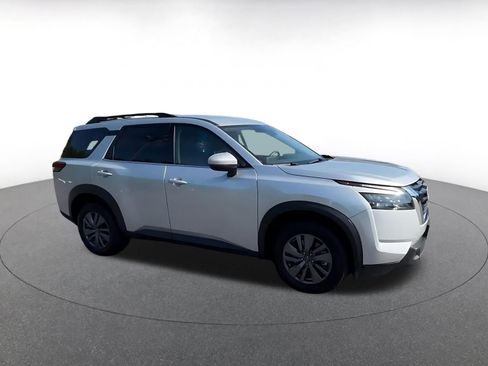 Used 2025 Nissan Pathfinder SV FWD image 2