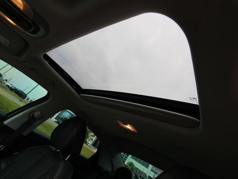 Used 2023 Hyundai Elantra Limited w/ Preferred Accessory Package FWD image 11