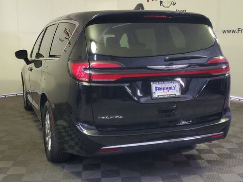 Used 2024 Chrysler Pacifica Touring-L FWD image 4