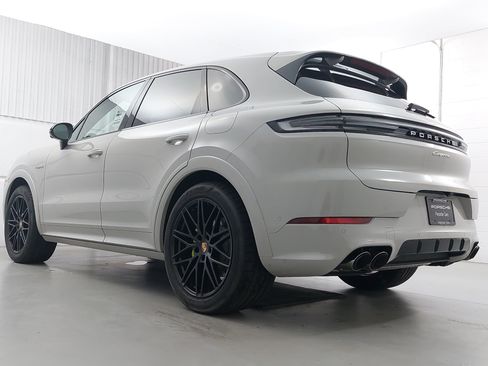 Certified 2025 Porsche Cayenne E-Hybrid AWD/4WD image 3