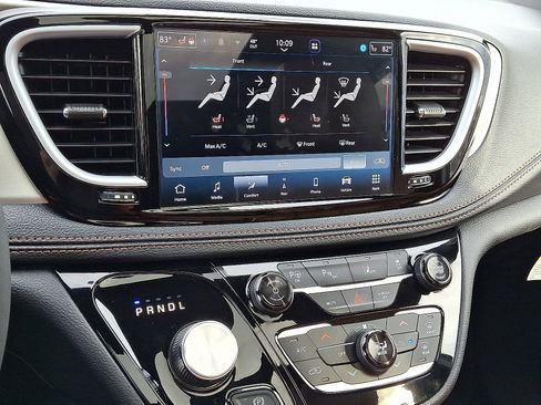 Used 2024 Chrysler Pacifica Pinnacle FWD image 16