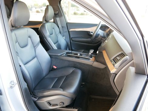 Used 2022 Volvo XC90 T6 Momentum w/ Protection Package image 8