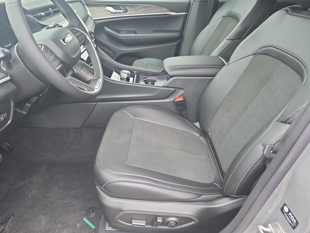 New 2027 Jeep Grand Cherokee Altitude RWD image 5