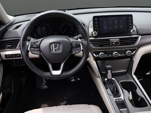 Used 2018 Honda Accord Touring image 14
