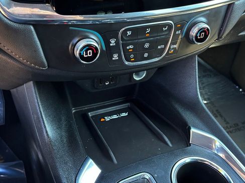 Used 2023 Chevrolet Traverse LT image 19