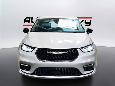 Used 2024 Chrysler Pacifica Touring-L FWD image 2