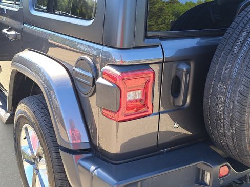Used 2018 Jeep Wrangler Unlimited Sahara w/ Dual Top Group AWD/4WD image 32