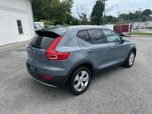Used 2021 Volvo XC40 T5 Momentum image 2