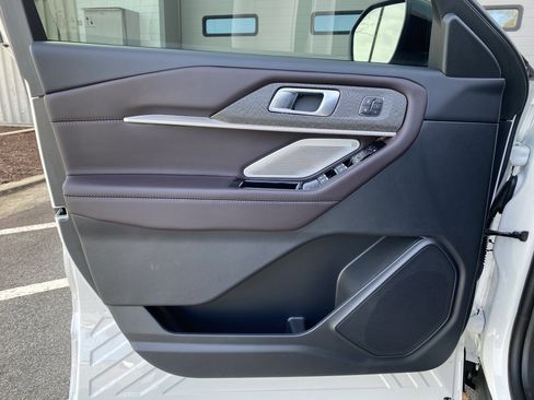 Used 2025 Ford Explorer Platinum image 15