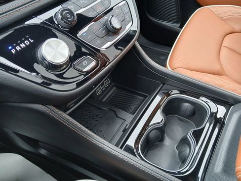 Used 2025 Chrysler Pacifica Pinnacle FWD image 29
