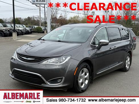 Used 2018 Chrysler Pacifica Limited image 8