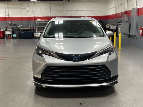Used 2025 Toyota Sienna LE w/ LE Plus Package FWD image 3