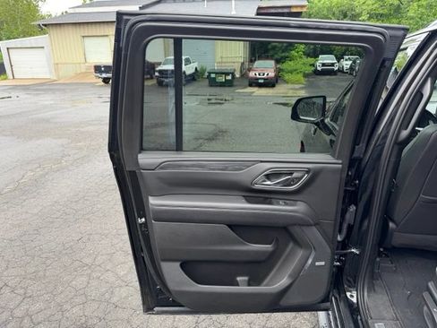Used 2023 GMC Yukon XL SLT w/ SLT Luxury Package AWD/4WD image 18