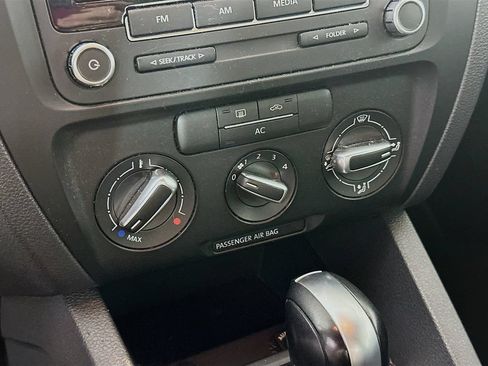 Used 2011 Volkswagen Jetta SE FWD image 16