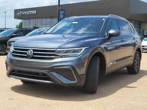 Used 2022 Volkswagen Tiguan SE w/ Panoramic Sunroof Package FWD image 2