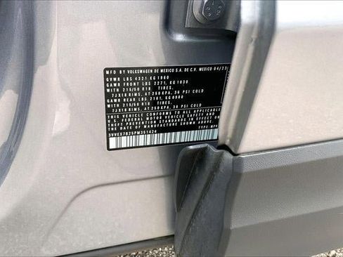 Used 2023 Volkswagen Taos SE w/ Panoramic Sunroof Package image 33