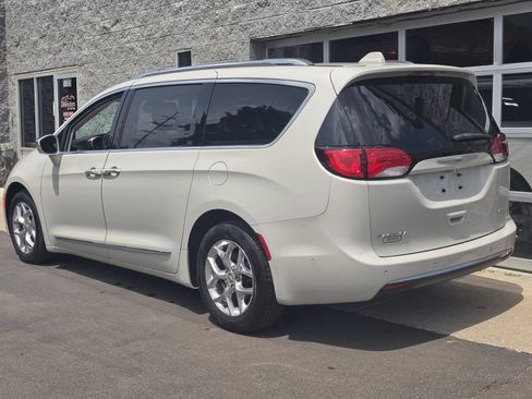 Used 2017 Chrysler Pacifica Limited w/ UConnect Theater Package FWD image 4