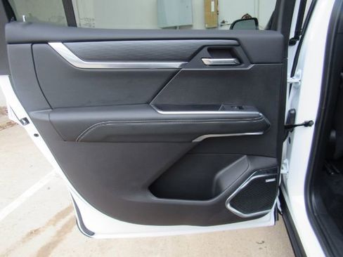 Used 2025 GMC Acadia Elevation image 18