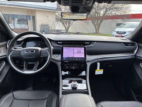 New 2025 Jeep Grand Cherokee Limited w/ Luxury Tech Group II image 13