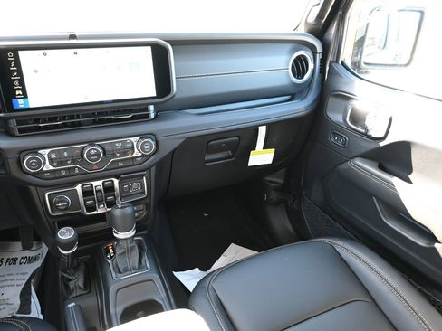 New 2025 Jeep Gladiator Sport image 21