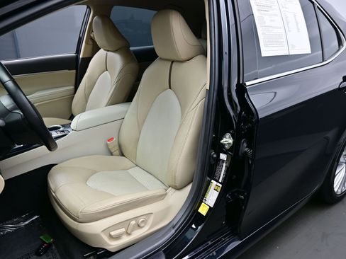 Used 2020 Toyota Camry XLE image 10