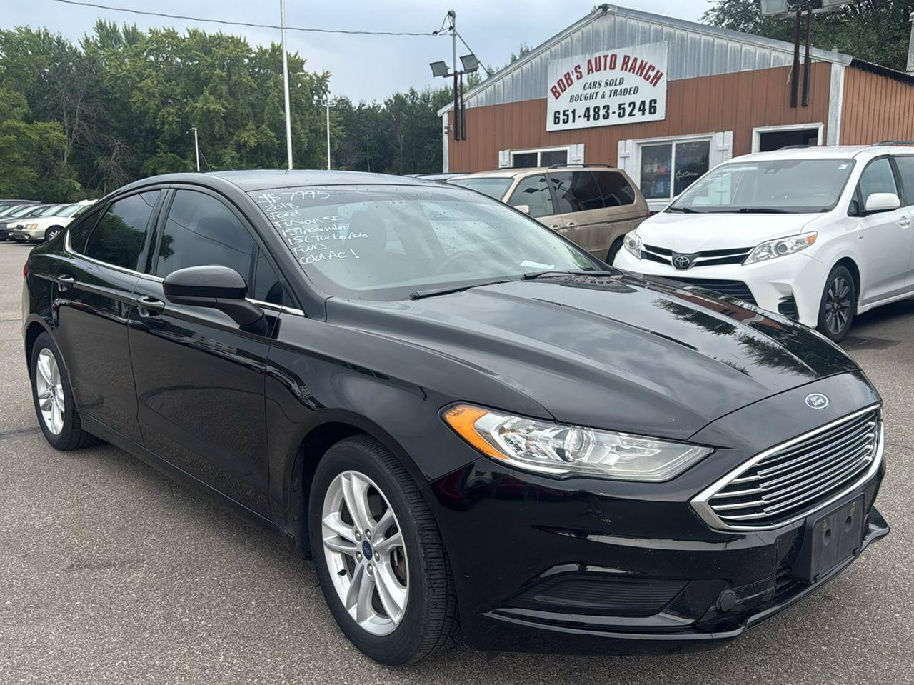 Used 2018 Ford Fusion SE w/ Fusion SE Technology Package FWD image 3