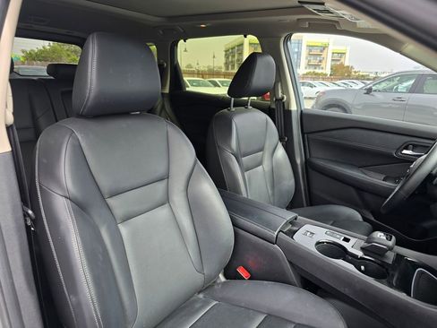 Used 2025 Nissan Rogue SL w/ Tech Package image 12