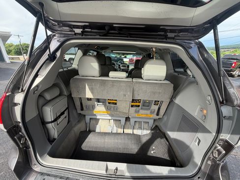 Used 2013 Toyota Sienna XLE FWD image 16