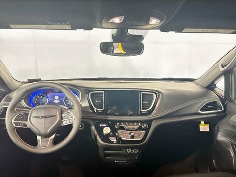 Certified 2025 Chrysler Pacifica Select AWD/4WD image 13