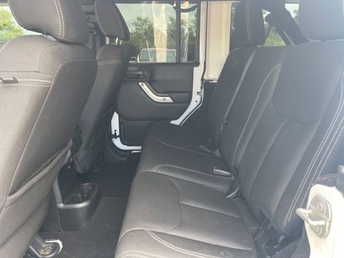 Used 2018 Jeep Wrangler Unlimited Rubicon w/ Cold Weather Group AWD/4WD image 19