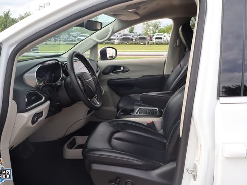 Used 2023 Chrysler Pacifica Touring-L FWD image 25