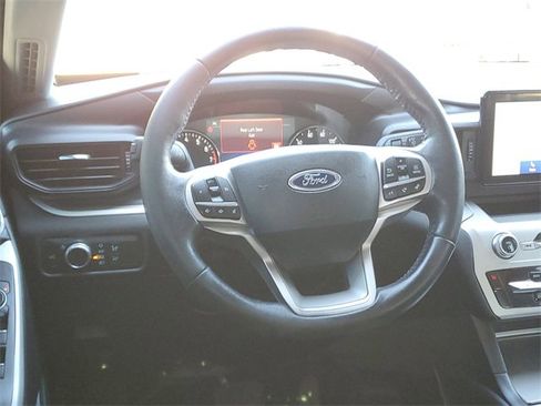 Used 2022 Ford Explorer XLT image 12