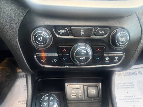 Used 2014 Jeep Cherokee Trailhawk w/ Comfort/Convenience Group AWD/4WD image 13
