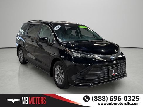 Used 2024 Toyota Sienna LE AWD/4WD image 6
