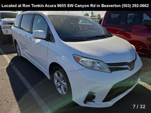 Used 2018 Toyota Sienna LE image 1
