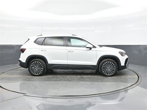 Certified 2025 Volkswagen Taos SE image 8