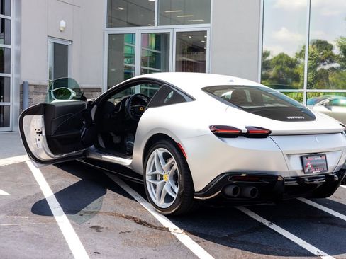 Used 2022 Ferrari Roma RWD image 23