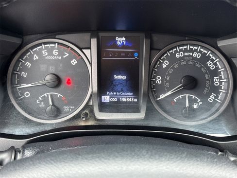 Used 2017 Toyota Tacoma TRD Off-Road image 32