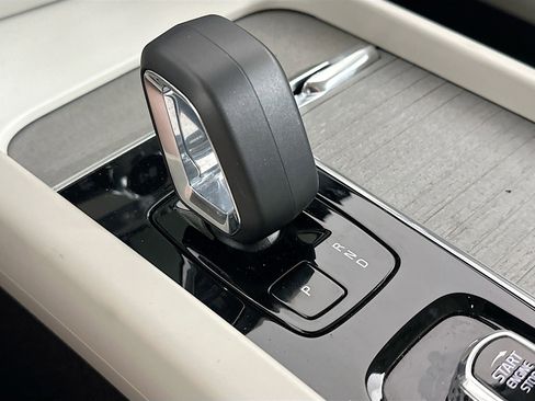 Used 2024 Volvo S60 B5 Plus image 25