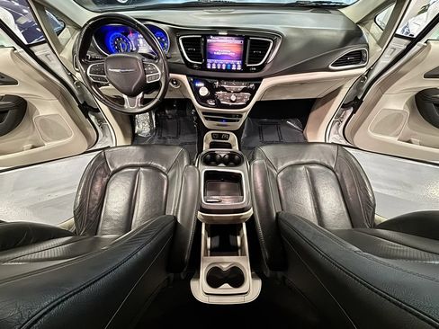 Used 2020 Chrysler Pacifica Touring-L Plus FWD image 28