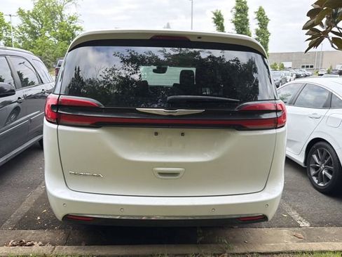 Used 2022 Chrysler Pacifica Touring-L FWD image 10