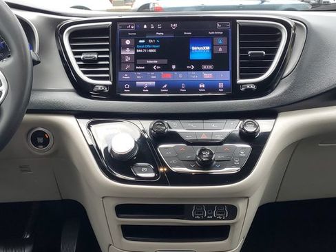 Used 2023 Chrysler Pacifica Touring-L FWD image 30